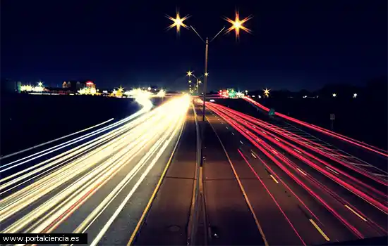 Quién descubrió la velocidad de la luz y cómo la calculó
